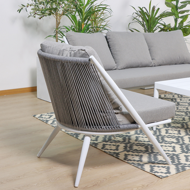 Сучасний плавальний басейн відкритий диван, який розмахує руками