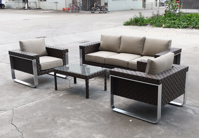 Індивідуальний ротанговий диван у дворі